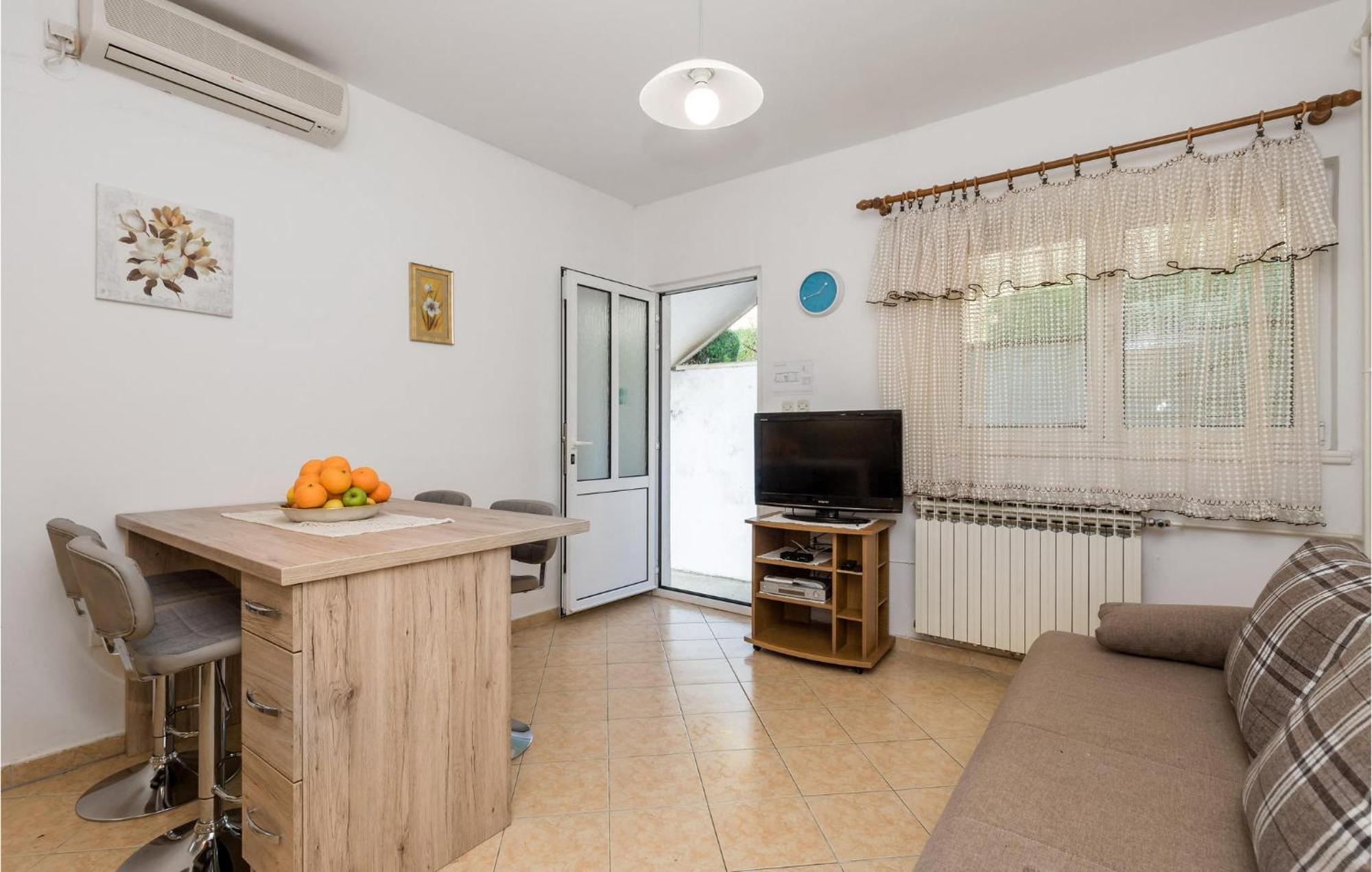 1 Bedroom Amazing Apartment In Kampor Exterior photo